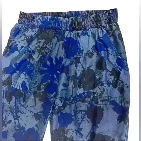 Juicy Couture Blue Floral Print Pattern Chambray
Jogger Pants - Picture 4 of 7